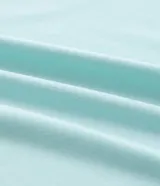 Remera deportiva de hombre con tecnología dry fit, cuello redondo y manga corta. Presenta un diseño liso en color beige con una pequeña etiqueta decorativa en el dobladillo.