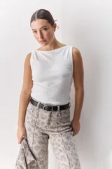 Top de tejido acanalado con cuello bote y calce al cuerpo, color blanco.