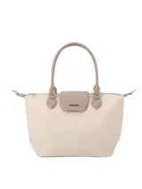 Bolso tipo tote de diseño minimalista en color beige, con detalles en tono arena en las asas y la solapa frontal. Cuenta con cierre superior y herrajes metálicos plateados.