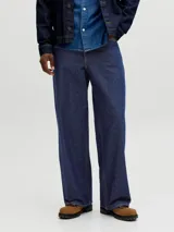 Jeans de corte recto y tiro estándar, confeccionados en denim azul oscuro con costuras en hilo contrastante.