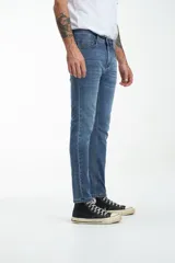 Jean de calce ajustado color azul medio.