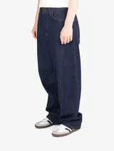 Pantalón de denim de corte holgado y pierna recta, con cintura regular y cierre de cremallera. Presenta costuras en contraste y un diseño de estilo relajado.