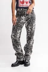 Pantalón de jean con estampado animal print de leopardo en tonos marrones y negros, de corte recto y tiro alto.