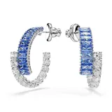 Caravanas de aro Matrix con diseño de tallas mixtas, elaboradas con baño de rodio y decoradas con circonitas transparentes y azules en cortes redondos y baguette.