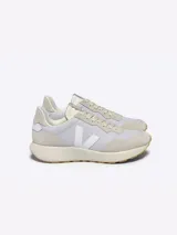 Championes Veja modelo Paulistana Ripstop, color gris claro con logo lateral en blanco y suela color caramelo.