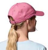 Gorro tipo gorra con visera de marca Columbia, color rosado, con diseño clásico de paneles y el logo bordado en tono más claro en el frente.