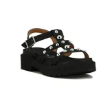 Sandalia Vizzano para mujer, color negro, de suela track y taco bajo. Presenta tiras cruzadas en el empeine decoradas con tachas metálicas plateadas semiesféricas y una tira ajustable con hebilla en el tobillo.