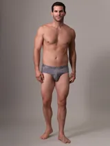 Pack de tres slips Calvin Klein de micro stretch, color gris con cintura elástica con logo de la marca. Corte hip rise y bolsa de apoyo contorneada.