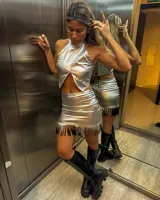 Top plateado con cuello alto y abertura en el centro del pecho.