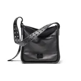 Cartera tipo bandolera de cuero negro con textura granulada. Presenta una correa ancha ajustable con detalles de ojales metálicos y un aplique metálico con el logo de la marca en la parte frontal.