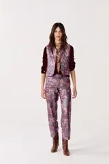 Pantalón de lino metalizado con estampado floral, tiro medio, bolsillos laterales y piernas rectas.