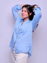Camisa de manga larga color verde.