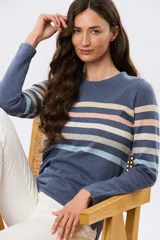 Buzo tejido de algodón con diseño de rayas horizontales en tonos azules, beige y rosado, cuello redondo y manga larga.