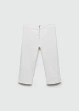 Pantalón tipo capri de corte ajustado, confeccionado en tejido de algodón estilo denim. Presenta cierre frontal con cremallera y diseño de tiro medio.