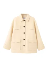 Chaqueta de corte recto color beige, con cuello camisero, cierre frontal de botones oscuros y cuatro bolsillos con solapa en el frente.