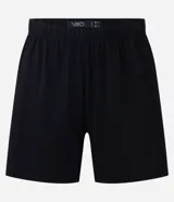 Conjunto de pijama corto negro, compuesto por una remera de cuello redondo y mangas cortas, y un short con cintura elástica.