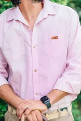 Camisa blanca de manga larga, de corte clásico y holgado, confeccionada en algodón con botones de madera.