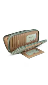 Billetera larga de diseño combinado en tonos terracota y beige, confeccionada en material sintético con textura tipo gamuza y lisa. Cuenta con cierre perimetral, solapa frontal con broche a presión y visor para documentos, además de múltiples compartimentos internos para tarjetas, billetes y monedero con cierre.