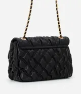 Cartera shoulder grande color negro con textura acolchada y cierre con broche metálico dorado. Tiene asa de cadena dorada con apliques de cuero.