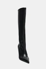 Bota de caña alta ajustada con acabado en punta y tacón fino. Presenta detalle de pespunte en el cuerpo y cierre mediante cremallera lateral.