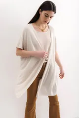 Saco abierto color crudo, de tejido de punto con lurex.