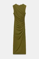 Vestido midi negro con escote asimétrico, sin mangas y detalle de drapeado delantero.