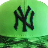 Gorro verde con visera estampada con patrón camuflado y logo de los New York Yankees bordado en negro.
