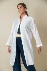 Camisa larga lisa color negro, de seda, que se puede usar como camisa o túnica.