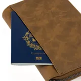 Billetera marrón con cierre de cremallera y logo Baleine grabado en la parte inferior.