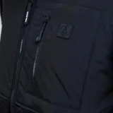 Campera de polar con paneles frontales de tela técnica, cierre frontal completo, cuello alto y bolsillo con cierre en el pecho.