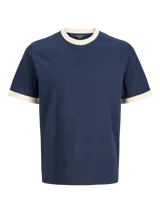 Remera de manga corta y cuello redondo color azul marino, con ribetes en color blanco crema en el cuello y las mangas. Confeccionada en punto single jersey orgánico.