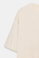 Camiseta de manga corta y cuello redondo, calce regular, color crema con textura jaspeada.