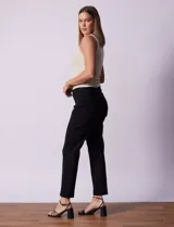 Pantalón color beige de gabardina elastizada, marca Ruby Rd. Pretina ancha, delantera con bolsillos simulados y trasera con bolsillos aplicados. Largo de pierna al tobillo.