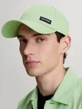 Gorra de sarga color verde menta con visera curva y parche engomado con el logo de Calvin Klein en la parte frontal. Cuenta con cierre ajustable en la parte trasera.
