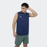 Musculosa deportiva Umbro Balance de color negro, con detalles de ribetes grises en el pecho y el logo de la marca bordado en blanco.