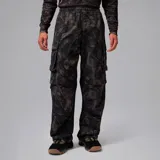 Pantalón cargo convertible de corte holgado con estampado camuflado en tonos oscuros. Presenta cintura elástica, bolsillos laterales tipo cargo y diseño desmontable en las rodillas.
