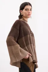 Sweater de punto con diseño en bloques de tonos marrones y tostados, cuello redondo y mangas largas amplias.