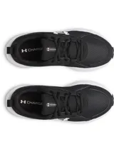 Championes Under Armour W Assert 11 color negro con entresuela blanca y logo de la marca en blanco en el lateral. Confeccionados en malla transpirable con superposiciones de cuero resistente y amortiguación Charged+.