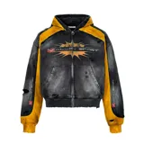 Campera con capucha de corte boxy fit, color negro con efecto acid wash y detalles en amarillo mustard en mangas y capucha. Presenta estampa gráfica frontal y detalles desgastados con roturas.