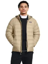 Campera puffer Under Armour de color beige con capucha, cierre frontal negro y bolsillos con cremallera. Cuenta con tecnología UA Storm que repele el agua, aislamiento de plumón de pato y forro termoconductor.