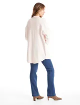 Sobrecamisa tejida de punto, marca Elie Tahari, en color rosa claro. Presenta cuello con solapa, cierre frontal con botones y dos bolsillos aplicados en el pecho.