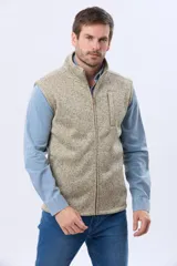 Chaleco de felpa en color azul, con cierre frontal completo, cuello alto y bolsillo vertical en el pecho.