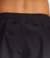 Bermuda deportiva Get Over modelo running de color gris, confeccionada en poliéster con cintura elástica, cordón interno ajustable y bolsillo trasero con cierre.