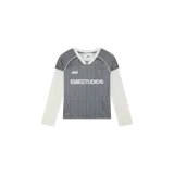 Remera manga larga Eme Studios estilo jersey de fútbol, color gris y blanco con cuello en V, diseño estampado y logotipos de la marca en el pecho.
