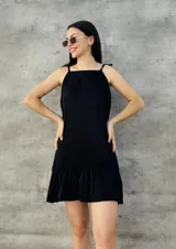 Vestido corto negro de breteles finos con detalle de lazo y falda con volado.