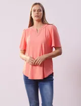 Blusa color salmón en tejido piqué, marca Ruby Rd. Cuello a la base y escote en V. Manga corta amplia.