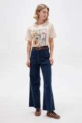 Pantalón jean de corte ancho, tiro alto y diseño recto.