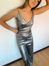 Top plateado de lamé elastizado con breteles finos y escote en V cruzado.