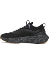Championes de running Under Armour modelo Phantom 4 Camo, con diseño de corte bajo y estructura tipo calcetín. Presentan capellada de tejido técnico negro, entresuela con amortiguación UA HOVR+ con estampado de camuflaje en tonos grises y suela de goma color caramelo.