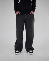 Pantalón de jean negro con efecto prelavado y corte holgado.